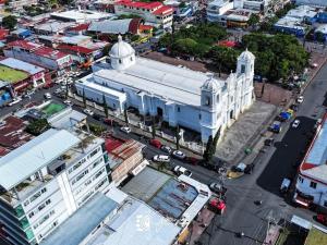 eine Luftansicht auf eine Stadt mit einem weißen Gebäude in der Unterkunft En el Centro de Matagalpa in Matagalpa