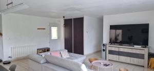 TV a/nebo společenská místnost v ubytování Colocation avec une Chambre