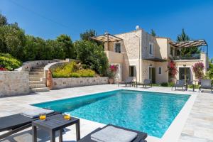 une villa avec piscine et une maison dans l'établissement Villa Anthos - Superb panoramic sea and hill views with private pool, à Gavalochori 50 autres photos