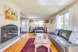 Posezení v ubytování 3 Mi to Cape Cod Bay Marshfield Home with Balcony!