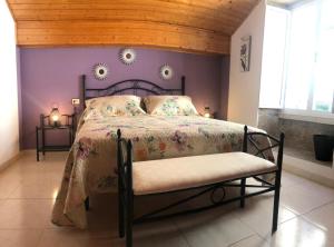 a bedroom with a large bed with a wooden ceiling at Casa da Miniña in Quilmas
