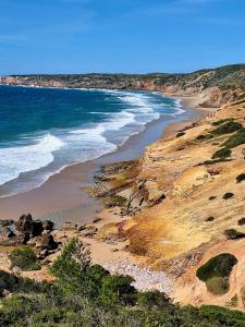 een uitzicht op een strand met de oceaan bij Casa Calma in Salema