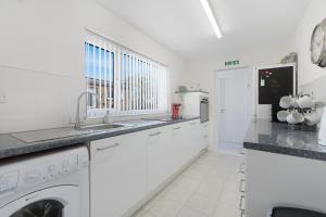 Köök või kööginurk majutusasutuses Cosy 3BR in Coronation Terrace