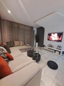 een woonkamer met banken en een flatscreen-tv bij Studio ALMASSIRA in Casablanca