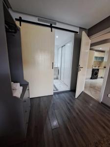 een woonkamer met een schuifdeur en een keuken bij Studio ALMASSIRA in Casablanca