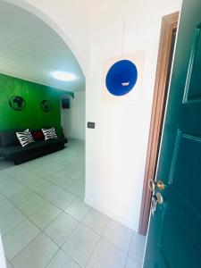 a living room with a couch and a green wall at CASA BARBARA in Ventimiglia