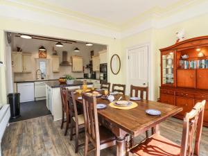 BerrynarborにあるExmoor at Your Door Walks Wine & WOW Views Hereの木製のテーブルと椅子のあるキッチンとダイニングルーム