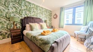 Un dormitorio con una cama con dos ositos de peluche encima. en Central Riverside Apartment, en Bristol