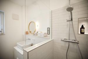 Ένα μπάνιο στο Villa White I +13 φωτογραφίες