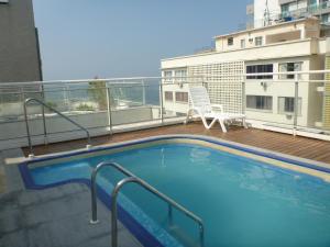 una piscina en la azotea de un edificio en Apt South Beach Residence Club, en Río de Janeiro