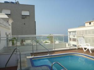 un balcón con piscina en la parte superior de un edificio en Apt South Beach Residence Club, en Río de Janeiro