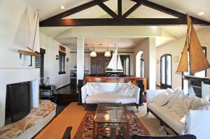 Katil atau katil-katil dalam bilik di Bluffside Cove by Rove Beachfront Villa w Pool Sauna