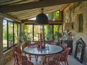 a dining room with a table and chairs at Villa Syrah, La Bastide de Marie, Villa avec services in Ménerbes