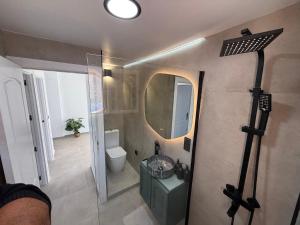 ein Badezimmer mit Waschbecken, Spiegel und Toilette in der Unterkunft CASA Adosada obra nueva Calas santa pola del este 50 metros del mar in Santa Pola + 62 Fotos