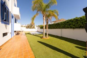 a palm tree in the yard of a house at Apartamento Mar de Aqaba in Carboneras