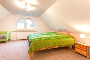a bedroom with a bed and a window at Haushälfte Utecht & Jensen in Klein Warin
