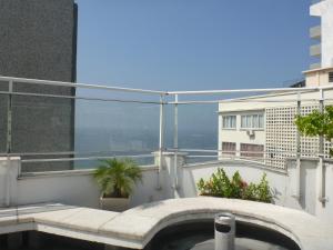 - Balcón con vistas a un edificio en Apt South Beach Residence Club, en Río de Janeiro