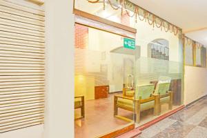 Area soggiorno di Super Hotel O Jaistambh Chowk Formerly Guru Kirpa