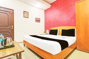 Letto o letti in una camera di Super Hotel O Jaistambh Chowk Formerly Guru Kirpa