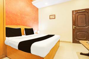 Letto o letti in una camera di Super Hotel O Jaistambh Chowk Formerly Guru Kirpa