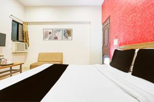 Letto o letti in una camera di Super Hotel O Jaistambh Chowk Formerly Guru Kirpa