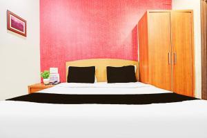 Letto o letti in una camera di Super Hotel O Jaistambh Chowk Formerly Guru Kirpa
