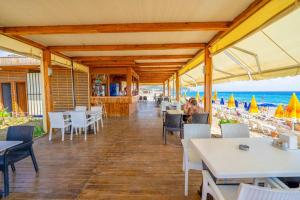 A restaurant or other place to eat at Galaxy Beach Hotel Alanya