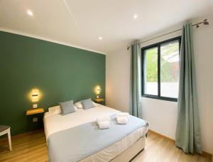 Un dormitorio con una cama grande y una ventana en Casa Trevo de 4 Folhas, en Furnas