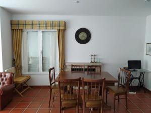 a dining room with a table and chairs at Casa do Poeta in Bubaces