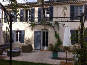 Casa con patio y sombrilla en La Maison, en Bormes-les-Mimosas