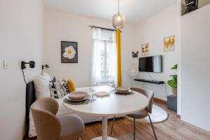 Televisyen dan/atau pusat hiburan di Bright Central Studio Evry- 20 min from Paris