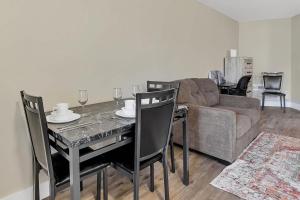 O zonă de relaxare la Queen Bed Modern Studio Apartment in Huntsville