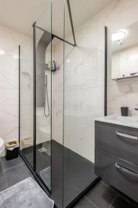 Bilik mandi di Bright Central Studio Evry- 20 min from Paris +19 gambar