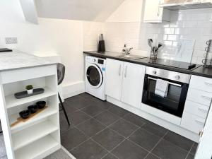Una cocina o cocineta en City Centre Embankment View Apartment Sleeps 3 6 fotos más