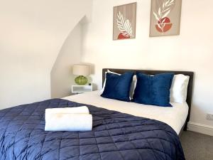 Una cama o camas en una habitación de City Centre Embankment View Apartment Sleeps 3