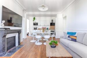 a living room with a couch and a table at Appartements à Champigny-Sur-Marne - 30 minutes de Disneyland in Champigny-sur-Marne