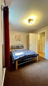 a bedroom with a bed in the middle of a room at Lovely 2 bedroom Back Hilton near PJ Live in Aberdeen