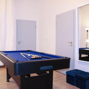 a pool table in a living room with at YR-Apartment-Stadtzentrum-Billardtisch-140qm-Parkplatz in Bautzen