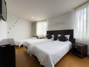Ένα ή περισσότερα κρεβάτια σε δωμάτιο στο Benidorm Hotel