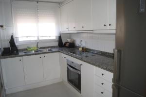 Kuchnia lub aneks kuchenny w obiekcie Apartamentos Irta Playa