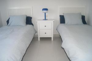 Łóżko lub łóżka w pokoju w obiekcie Apartamentos Irta Playa