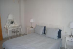 Łóżko lub łóżka w pokoju w obiekcie Apartamentos Irta Playa