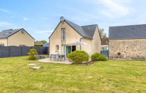 a house with a yard with a fence at Maison Proche Mer in Créances