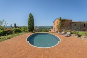 una piscina en medio de un patio de ladrillo en Podere Minuccio Apartments, en Sinalunga