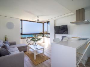Televízia a/alebo spoločenská miestnosť v ubytovaní Aguila Beach Ocean View By CanariasGetaway