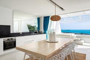 Ett kök eller pentry på Ocean Serenity 3 bd inifity pool with unreal views