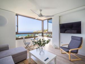 Televízia a/alebo spoločenská miestnosť v ubytovaní Aguila Beach Ocean View By CanariasGetaway