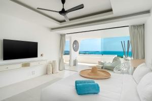 En tv och/eller ett underhållningssystem på Ocean Serenity 3 bd inifity pool with unreal views