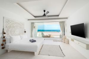 Säng eller sängar i ett rum på Ocean Serenity 3 bd inifity pool with unreal views
