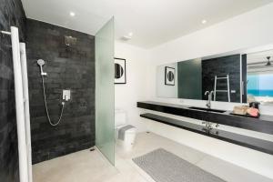 Ett badrum på Ocean Serenity 3 bd inifity pool with unreal views